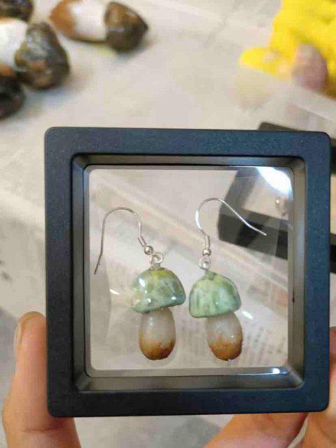 南女子手搓野生菌冰箱贴超逼真pg电子开屏热搜放大镜｜云(图5)